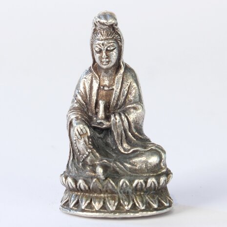 Kwan Yin sitzend 2,4 cm Anhänger